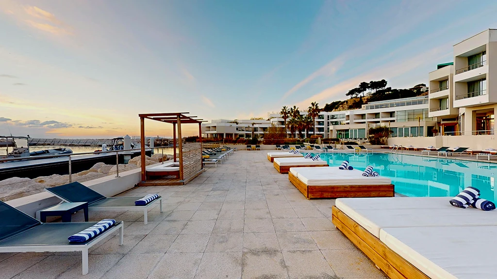 Piscine du NHOW Marseille