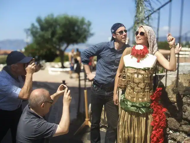 2 personnes prenant en photo des personnes qui prennent la pause.