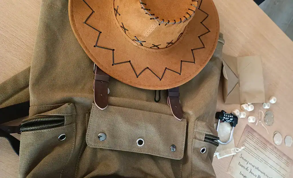Chapeau d'explorateur posé sur un sac en toile
