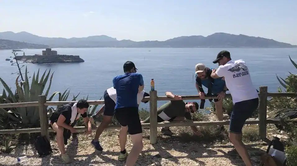 Equipe prenant repos aux iles du Frioul à Marseille