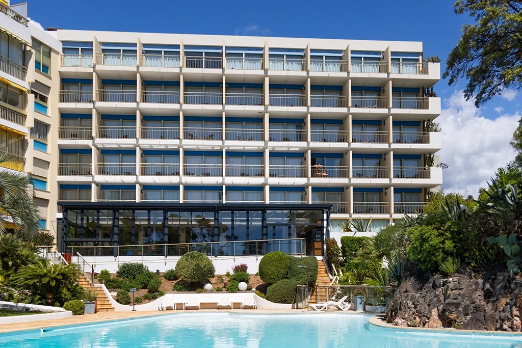 Façade du Luxotel à Cannes