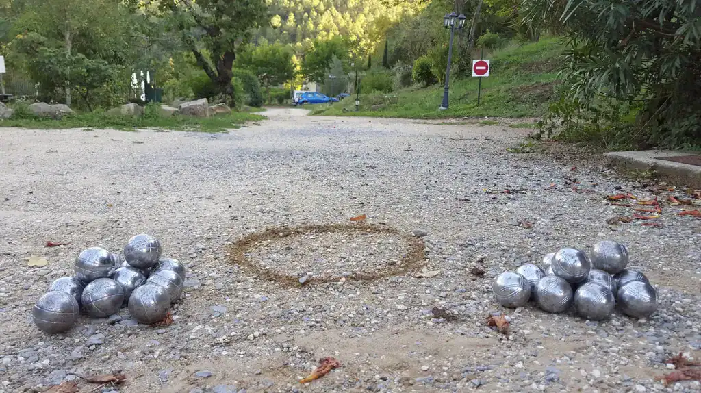 Deux tas de boules de pétanques sur le sol