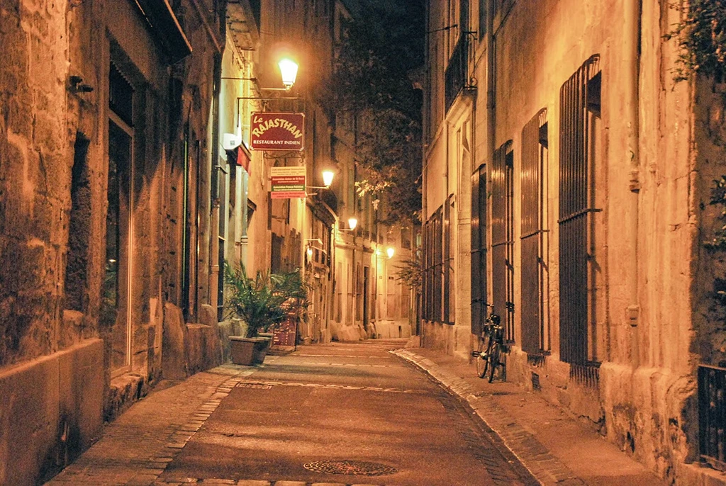 Rue vide de Montpellier en pleine nuit