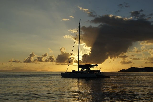 Vue d'un catamaran au sunset en méditerranée