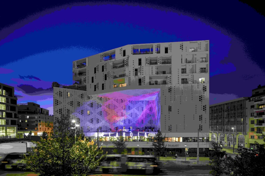 vue de nuit de l'extérieur de l'hôtel Belaroia de Montpellier
