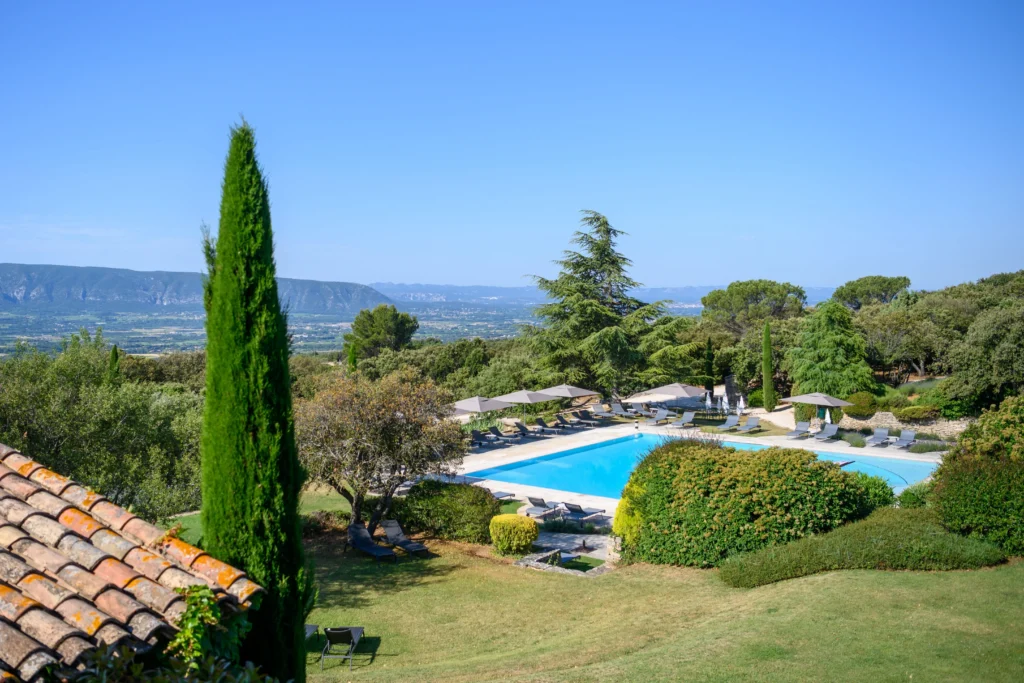 vue de la piscine et du jardin de l'hôtel Les Bories à Gordes
