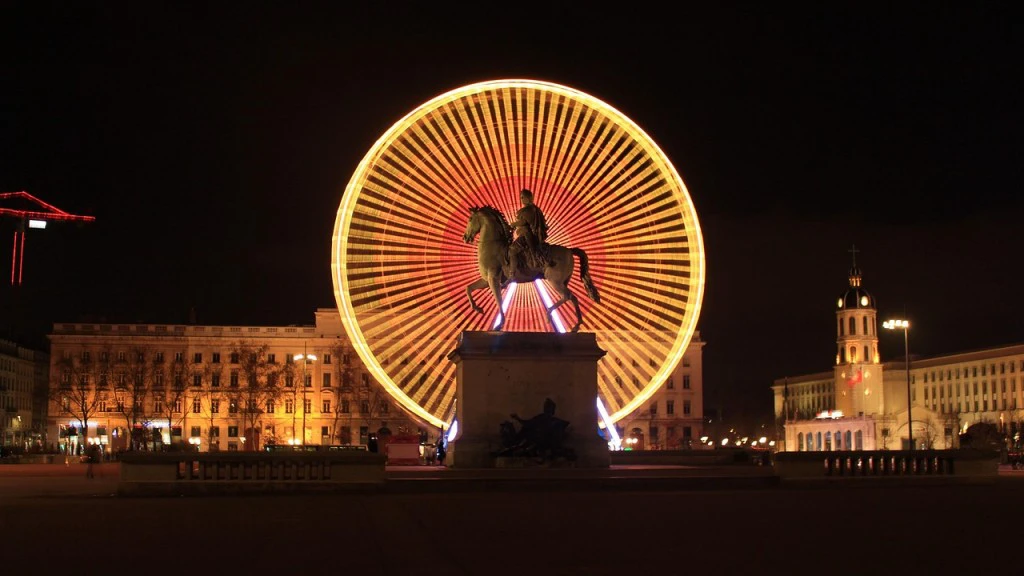 Statue et grande roue de la Place Bellecour à Lyon