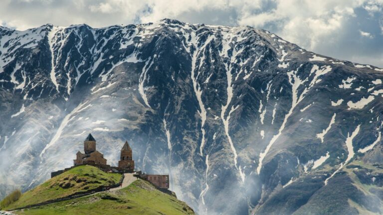 Montagne et château Georgien