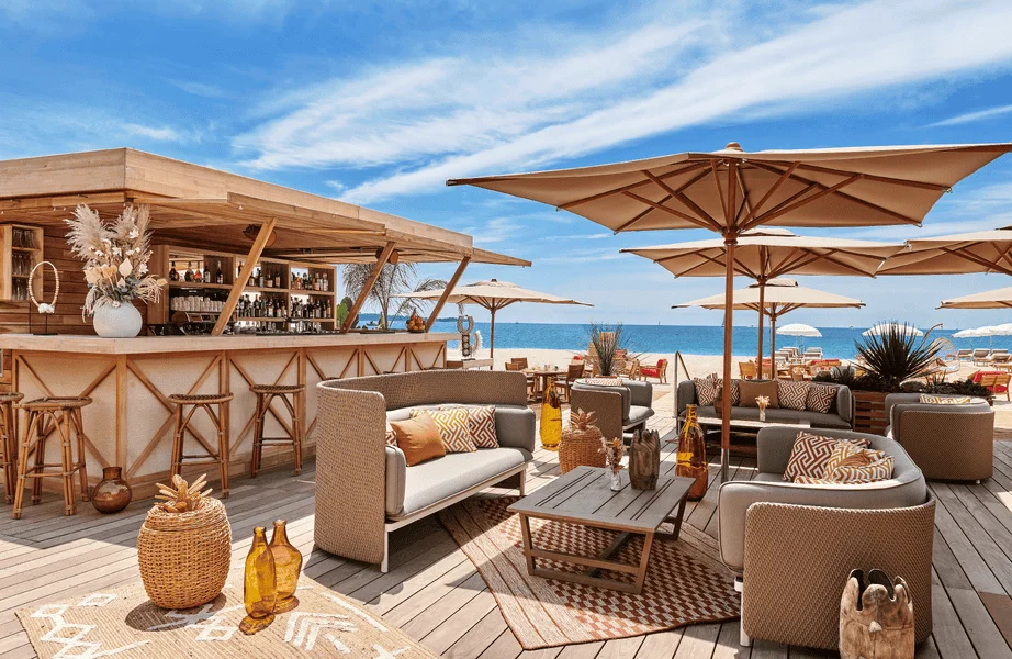 vue du restaurant de plage mademoiselle Gray de l'hôtel le gray d'albion à Cannes