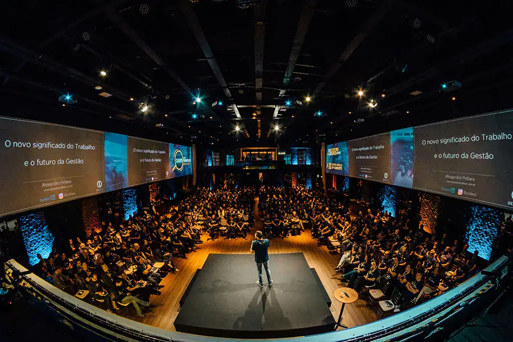 Orateur devant une assemblée en séminaire en italie