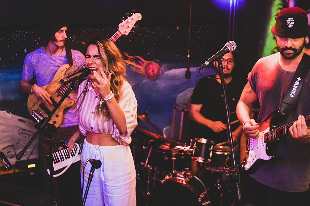 Femme chantant en concert