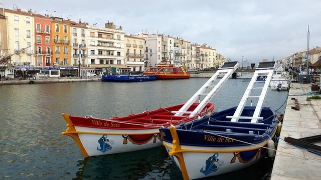 Vue du canal de Sète avec les bateaux