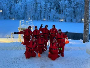 vue de personnes en combinaison grand froid qui vont flotter sur le lac gelé en finlande