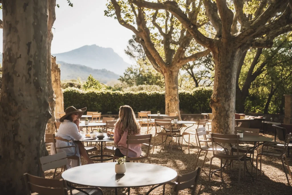 Vue de la terrasse des platanes de l'hôtel Les lodges sainte victoire