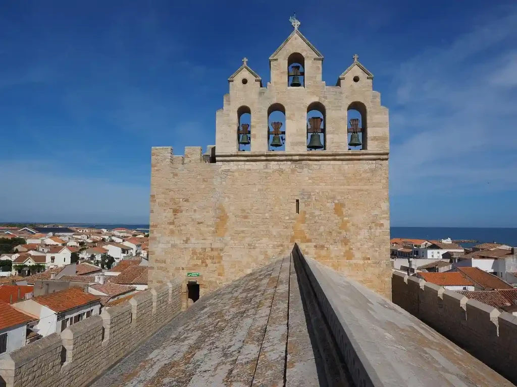 Vue du clocher de l'église des Saintes-Maries-de-la-Mer lors d'un défi vélo team building en Camargue