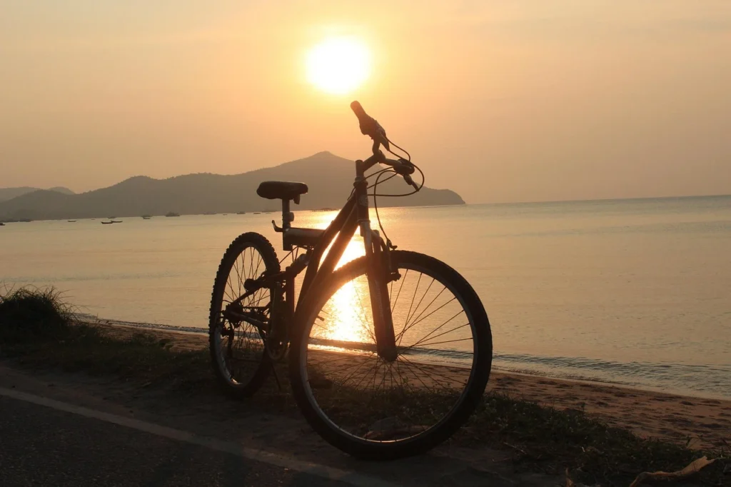 Vue d'un vélo sur la plage de carry le rouet au coucher du soleil
