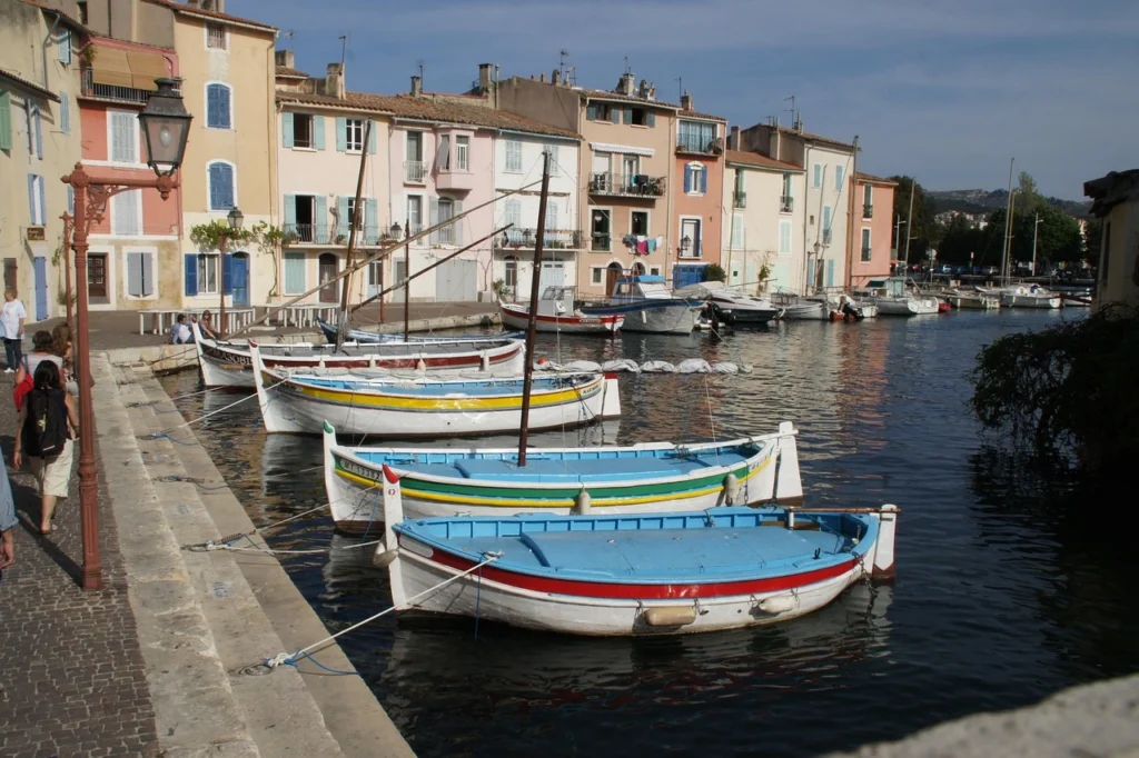 Vue de bateaux de pêche dans le port de Martigues