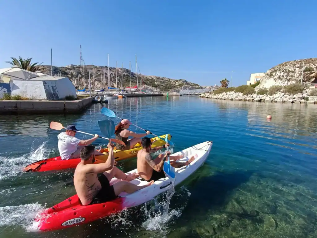 vue de participants qui font du kayac sur les îles du Frioul à Marseille