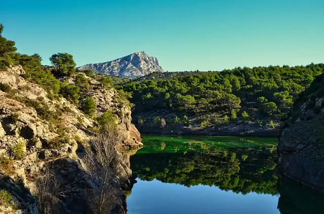 vue d'un lac et de la sainte victoire à aix en provence