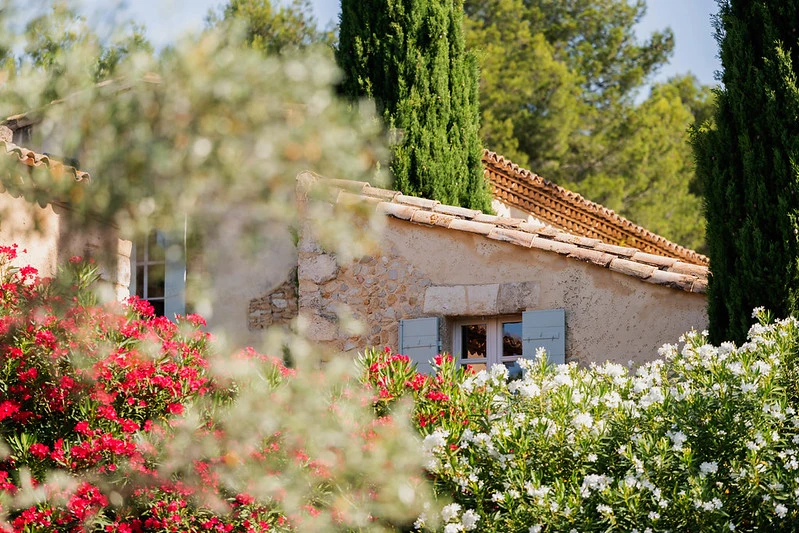 Vue du jardin de l'hôtel Le Hameau des Baux - Les Petites Maisons à Paradou